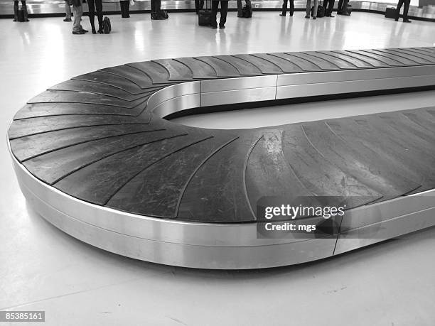 waiting at the baggage claim - conveyor belt imagens e fotografias de stock