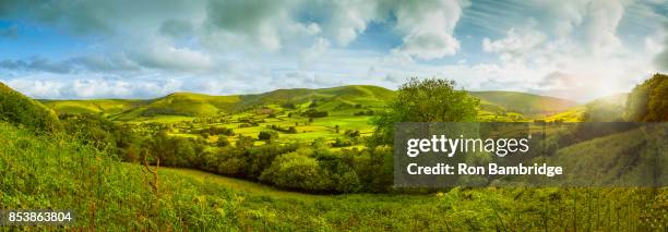 panoramic british landscape in dawn sunlight - monti cambriani foto e immagini stock