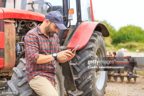 agricoltore e sms - tractor foto e immagini stock