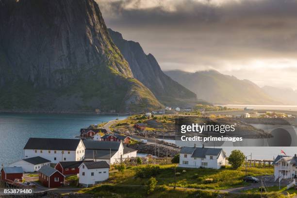 panorama van de eilanden van de lofoten in noorwegen met zonsondergang scenic - oslo stockfoto's en -beelden