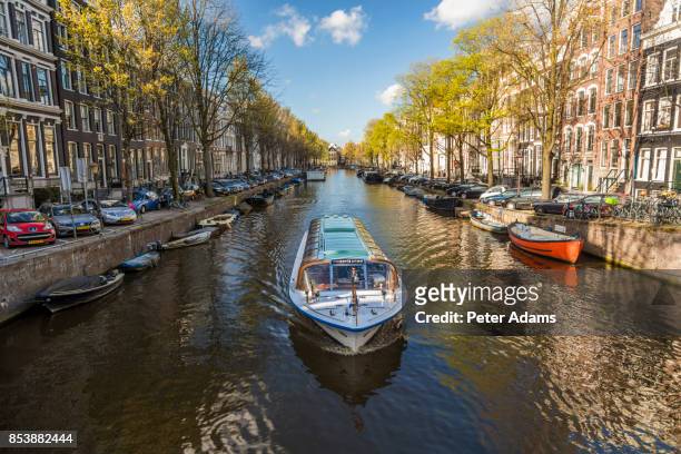 canal in central amsterdam - amsterdam mensen boot stockfoto's en -beelden