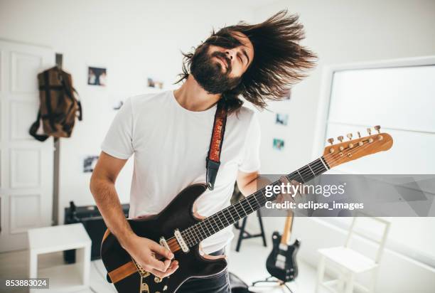 ouvir a música, afiando a mente... - guitarra elétrica - fotografias e filmes do acervo