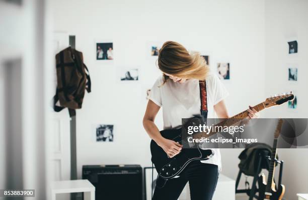 rockband singer - woman electric guitar stock pictures, royalty-free photos & images