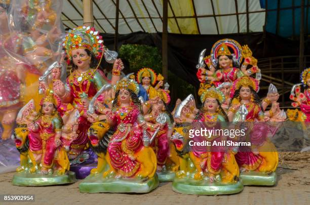 durga puja preparations- goddess durga idol by rajasthan artists - durga 個照片及圖片檔