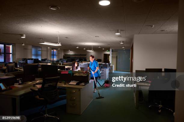 employé de bureau et le chat nettoyeur - agent de ménage photos et images de collection