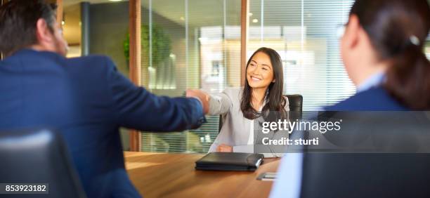 ze kreeg de baan - asian shaking hands stockfoto's en -beelden