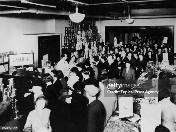 Crowds of shoppers at Selfridges department store on Oxford Street, London, 7th December 1939.