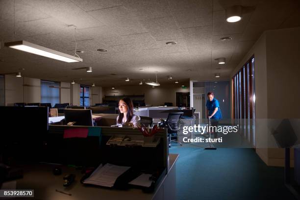 jonge kantoor werknemer halen van deadlines - reinier stockfoto's en -beelden