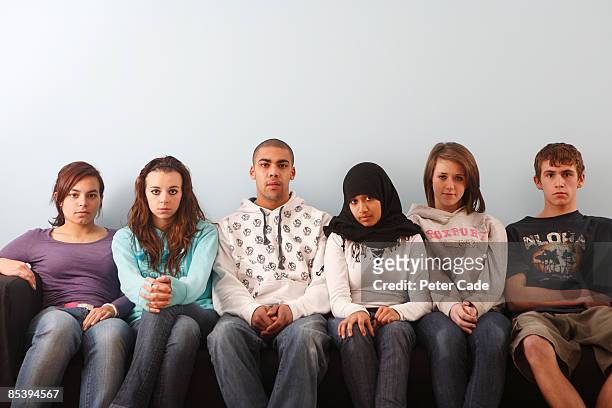 teenagers sat on sofa - skinhead girls - fotografias e filmes do acervo