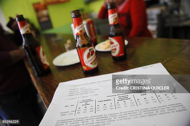 Finance-économie-Espagne-BTP-agriculture-social" A man reads unemplyment statistics in a bar in La Lantejuela, near Sevilla, on March 10, 2009....