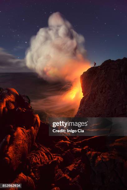 lava flow falling into the ocean in kalapana coast, hawaii - hawaii volcanoes national park stock-fotos und bilder