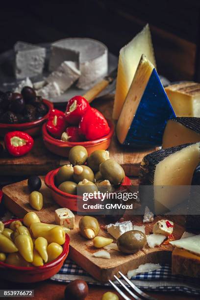 variatie van spaanse voorgerecht goede kwaliteit kaas, olijven en gevulde paprika - chorizo stockfoto's en -beelden