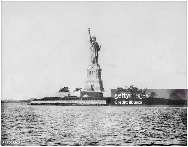 stockillustraties, clipart, cartoons en iconen met antieke foto's werelds beroemde bezienswaardigheden: statue of liberty, new york haven, verenigde staten - vrijheidsbeeld