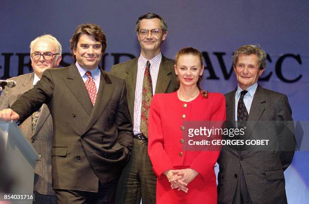 Le professeur Léon Schwartzenberg , Elisabeth Guigou , Bernard Tapie , Jean-Louis Bianco posent ensemble sur scène, le 10 mars 1992 à Avignon, dans...