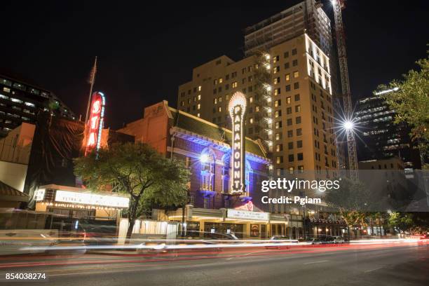 downtown austin texas en la noche - paramount theater austin fotografías e imágenes de stock