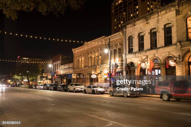 downtown austin texas at night - austin nightlife stock pictures, royalty-free photos & images