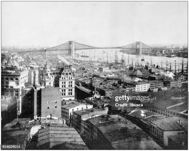 antikes foto des weltweit berühmten sehenswürdigkeiten: new york und brooklyn bridge - historisches dokument stock-grafiken, -clipart, -cartoons und -symbole