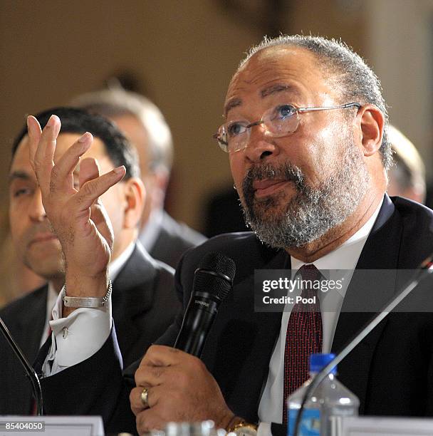 Richard Parsons, chairman of Citigroup's Personnel and Compensation Committee, asks a question of U.S. President Barack Obama after Obama spoke to...