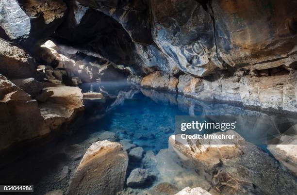 grotte de grjotagja en islande - sous terre photos et images de collection