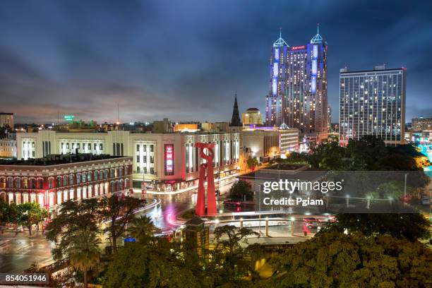 centro da vista do horizonte san antonio texas usa - tocha da amizade - fotografias e filmes do acervo