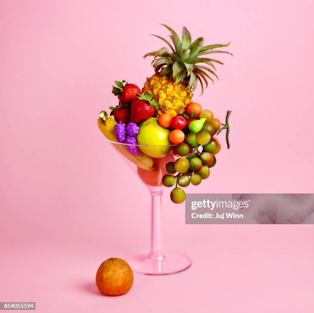fruit cocktail in martini glass - fruta tropical fotografías e imágenes de stock