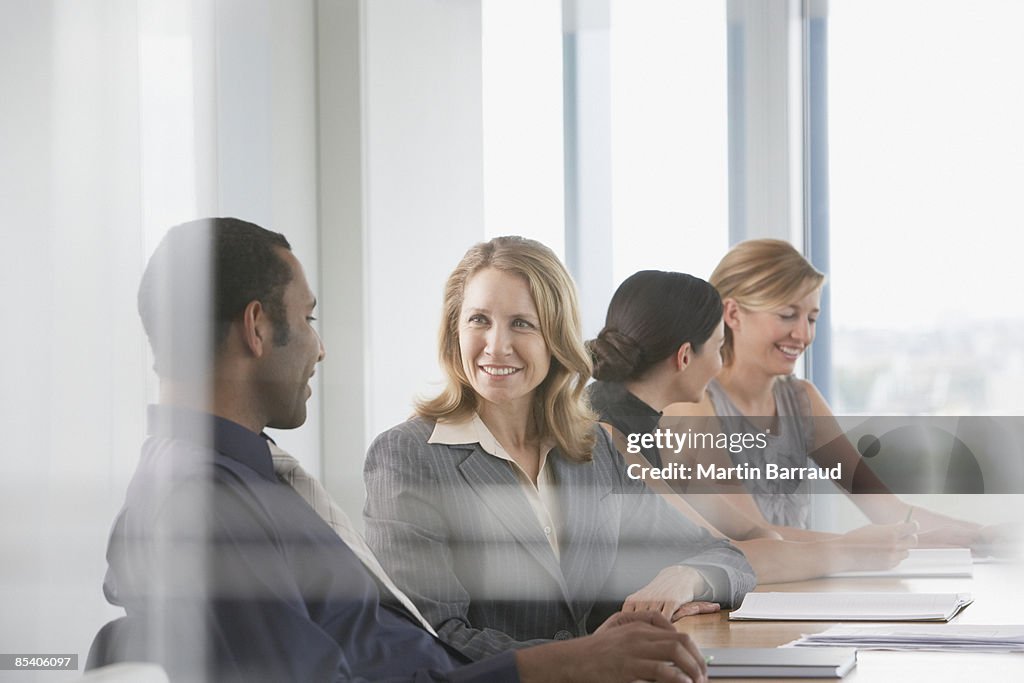 Empresarios con reunión en sala de conferencias