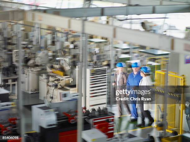 geschäftsleute in harten-hüte auf fabrik-etage - safety movement stock-fotos und bilder