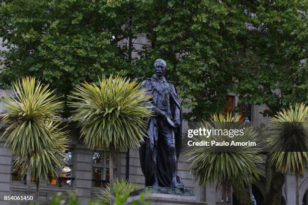 bronze statue of sir henry bartle frere in london - ヴィクトリア・エンバンクメント・ガーデンズ ストックフォトと画像