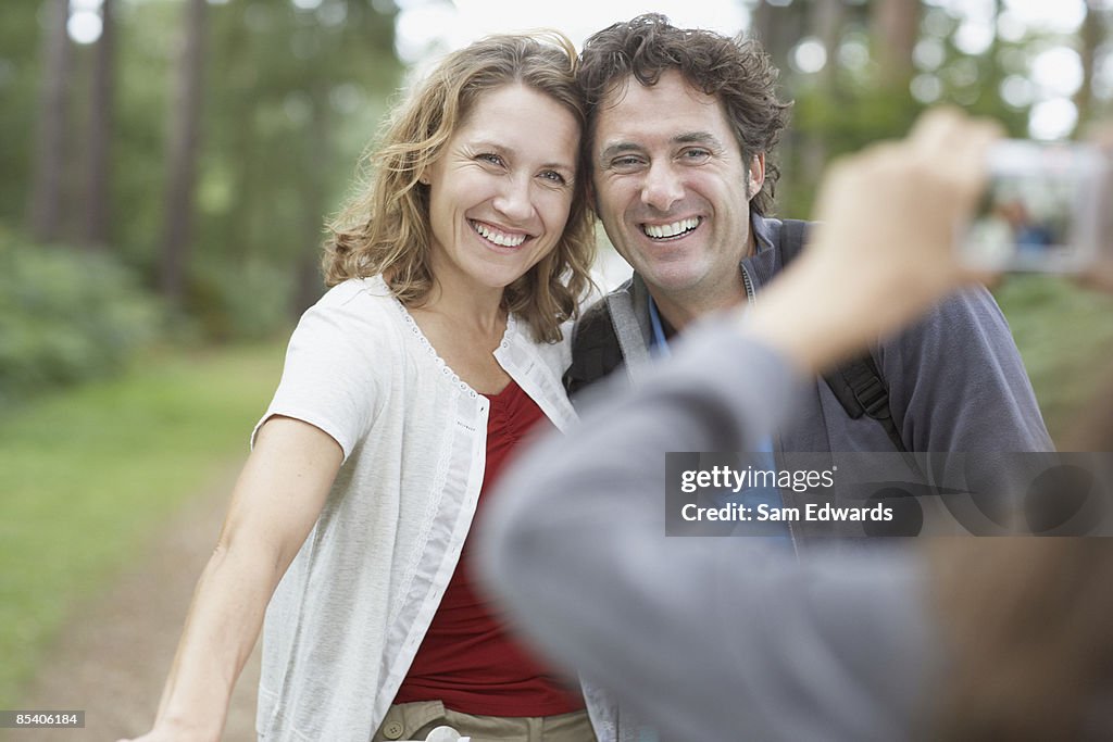 Mädchen Fotografieren zu ihren Eltern im Wald