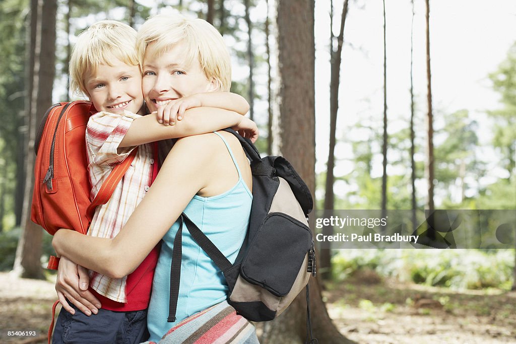 Mutter und Sohn Umarmen in Wald