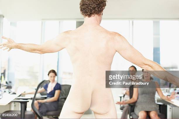 nudo uomo d'affari in ufficio - nudity foto e immagini stock