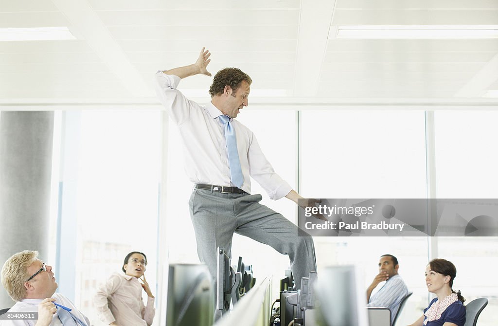 Businessman dancing on escritorio en cubículos