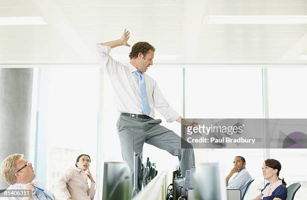 uomo d'affari di ballare sulla scrivania in scrivania - humour foto e immagini stock