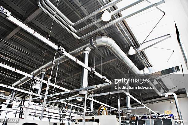 vista de ángulo bajo de industrial almacén - vent fotografías e imágenes de stock