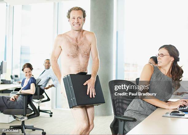 nackt geschäftsmann mit aktenkoffer im büro - portrait of business man looking surprised stock-fotos und bilder