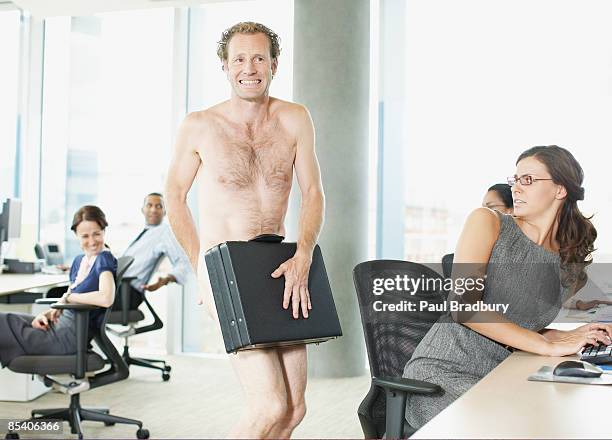 naked ejecutivo con maletín en oficina - flasher fotografías e imágenes de stock