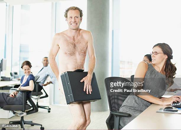 ネイクドビジネスマンオフィスでは、ブリーフケース付き - female exhibitionist ストックフォトと画像