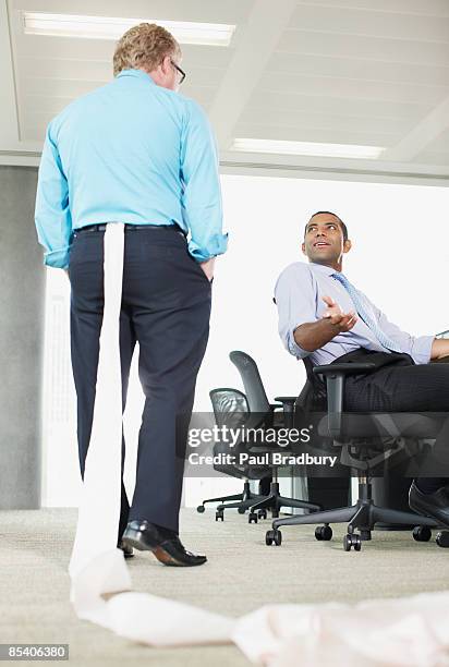 homme d'affaires avec papier toilette bloqué dans son pantalon - embuscade photos et images de collection