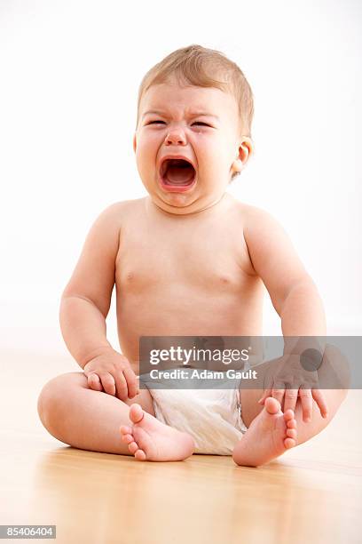 baby crying - tear face photos et images de collection