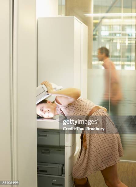 businesswoman photocopying her head - photocopier stockfoto's en -beelden