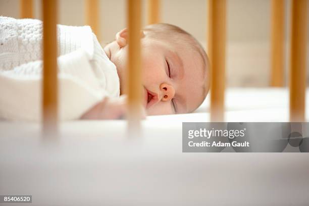 baby sleeping in crib - sólo bebés fotografías e imágenes de stock