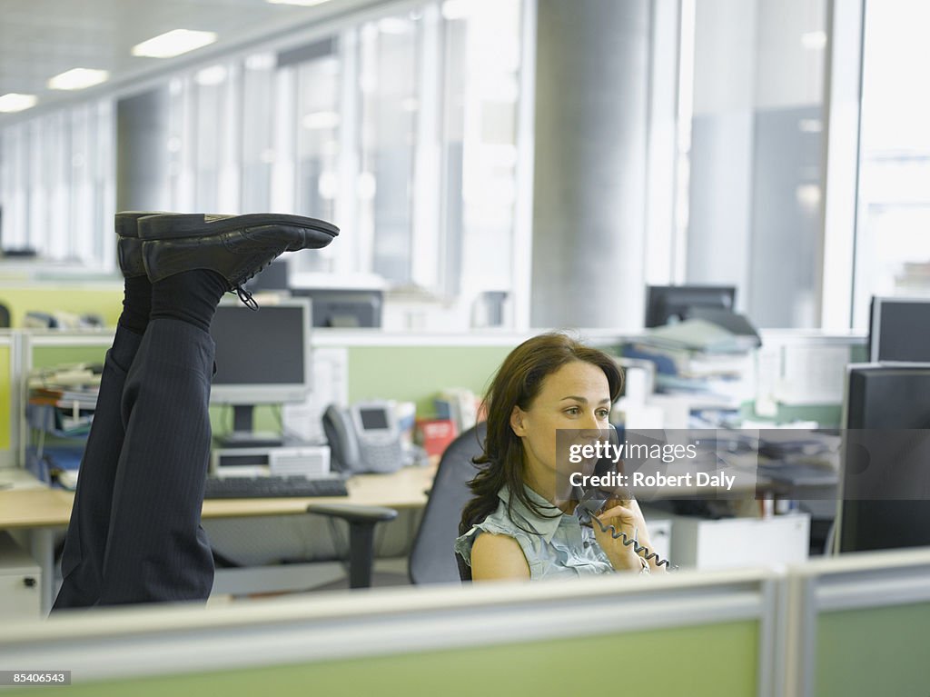 Geschäftsmann macht Kopfstand im Büro