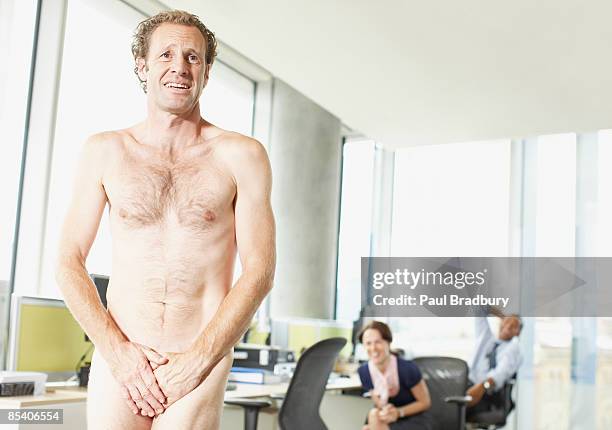 nu homme d'affaires dans le bureau - flasher photos et images de collection