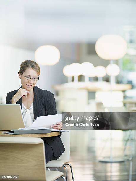 mujer de negocios que trabajan en la oficina de plan abierto - human role fotografías e imágenes de stock