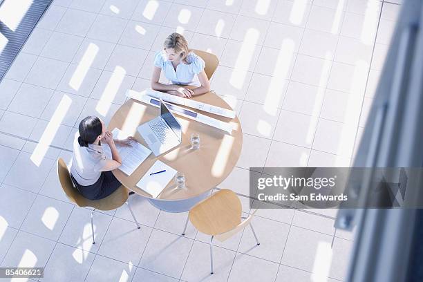 geschäftsfrauen, die ein meeting in der lobby - person look up from above stock-fotos und bilder