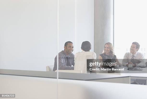 empresários tendo reunião na sala de conferência - four bussines man at office imagens e fotografias de stock