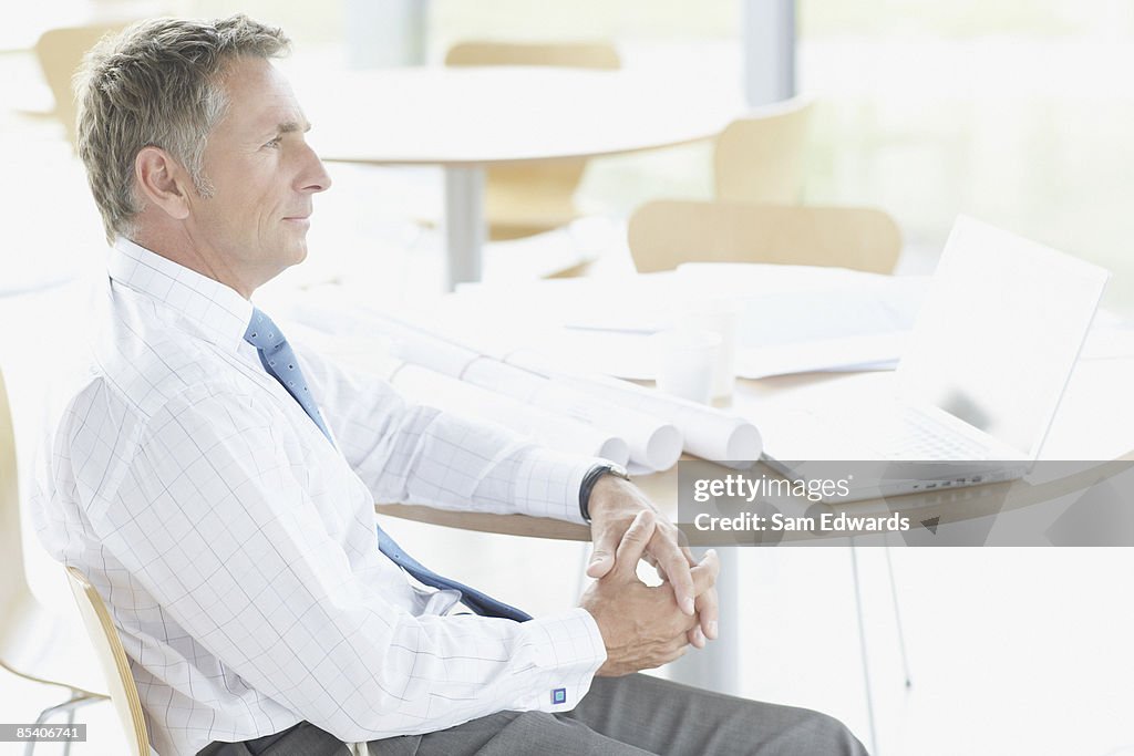 テーブルに座っているビジネスマンの設計図
