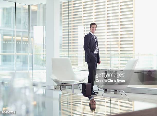 geschäftsmann, stehen in modernen büro - elegante kleidung stock-fotos und bilder