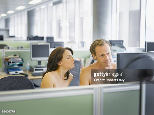 nu hommes d'affaires travaillant dans le bureau - cubicle photos et images de collection