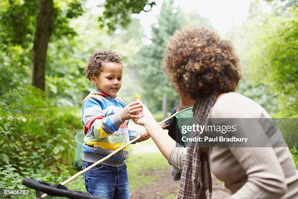 madre e figlio di esplorare park - bambino curioso foto e immagini stock